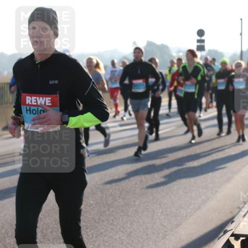 03.10.2025 - Köhlbrandbrückenlauf Lena Gebhardt http://msf.ph/oto/9065080 03.10.2025 09:22:14 Position 1  meine-sportfotos.de