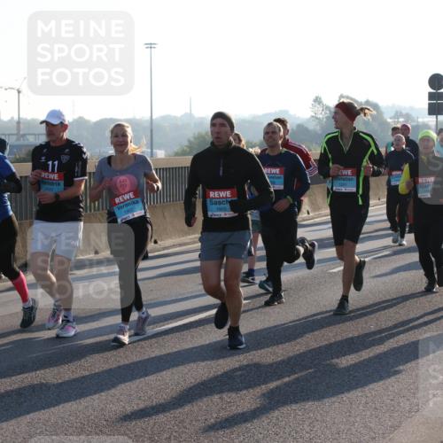03.10.2025 - Köhlbrandbrückenlauf Lena Gebhardt http://msf.ph/oto/9065092 03.10.2025 09:22:14 Position 1 11, 2431, 1907, 1905, 1201, 1304, 1303 meine-sportfotos.de