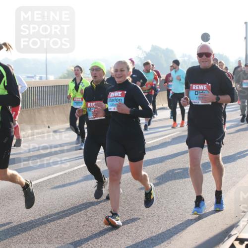 03.10.2025 - Köhlbrandbrückenlauf Lena Gebhardt http://msf.ph/oto/9065143 03.10.2025 09:22:16 Position 1 1558, 1201, 1304, 13 meine-sportfotos.de