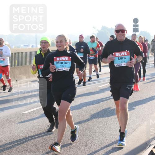 03.10.2025 - Köhlbrandbrückenlauf Lena Gebhardt http://msf.ph/oto/9065151 03.10.2025 09:22:17 Position 1 1201, 1304, 1303 meine-sportfotos.de