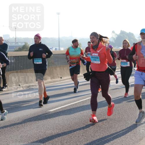 03.10.2025 - Köhlbrandbrückenlauf Lena Gebhardt http://msf.ph/oto/9065192 03.10.2025 09:22:18 Position 1 1417, 2790, 2450 meine-sportfotos.de