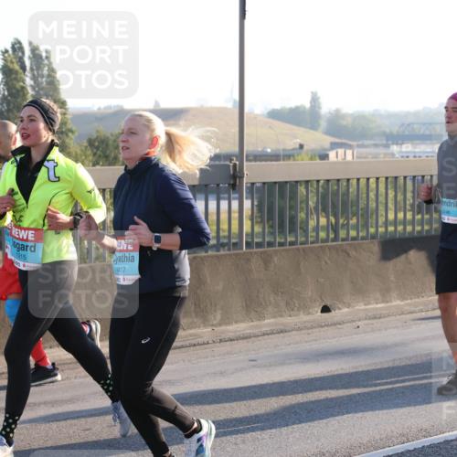 03.10.2025 - Köhlbrandbrückenlauf Lena Gebhardt http://msf.ph/oto/9065216 03.10.2025 09:22:20 Position 1 1915, 1417, 3146, 27 meine-sportfotos.de