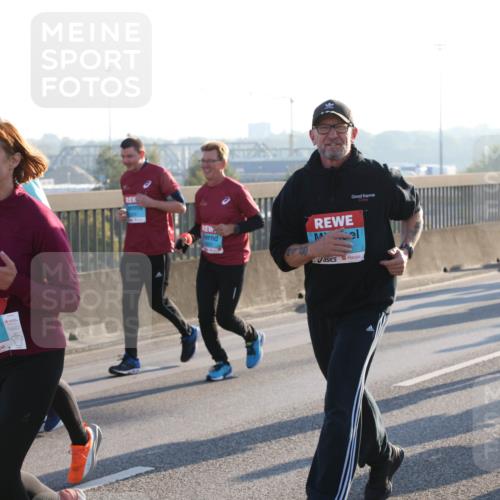 03.10.2025 - Köhlbrandbrückenlauf Lena Gebhardt http://msf.ph/oto/9065243 03.10.2025 09:22:22 Position 1 50, 1597, 2074, 10 meine-sportfotos.de