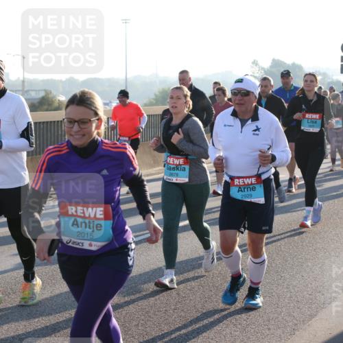 03.10.2025 - Köhlbrandbrückenlauf Lena Gebhardt http://msf.ph/oto/9065257 03.10.2025 09:22:23 Position 1 2015, 1829, 3738, 2678, 2929 meine-sportfotos.de