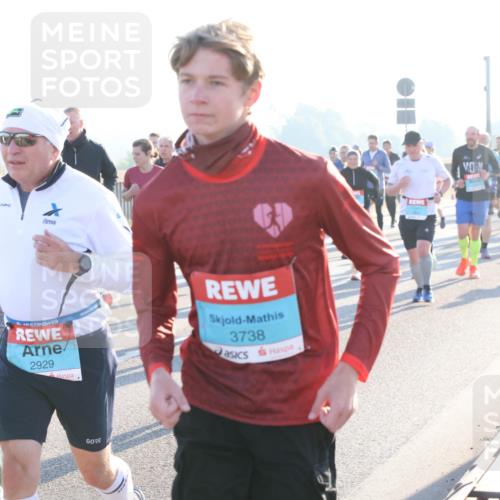 03.10.2025 - Köhlbrandbrückenlauf Lena Gebhardt http://msf.ph/oto/9065261 03.10.2025 09:22:24 Position 1 2678, 2929, 3738 meine-sportfotos.de