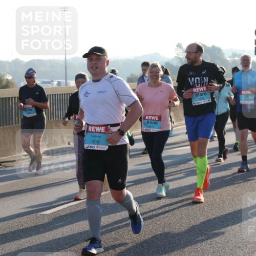 03.10.2025 - Köhlbrandbrückenlauf Lena Gebhardt http://msf.ph/oto/9065332 03.10.2025 09:22:27 Position 1 3815, 1672, 1282, 1809 meine-sportfotos.de