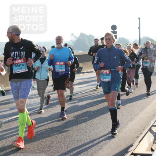 03.10.2025 - Köhlbrandbrückenlauf Lena Gebhardt http://msf.ph/oto/9065373 03.10.2025 09:22:29 Position 1 1672, 1282, 1809, 372 meine-sportfotos.de