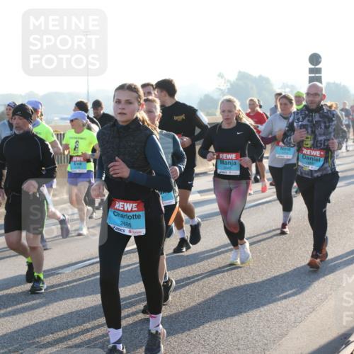 03.10.2025 - Köhlbrandbrückenlauf Lena Gebhardt http://msf.ph/oto/9065413 03.10.2025 09:22:31 Position 1 2686, 3445, 1669 meine-sportfotos.de