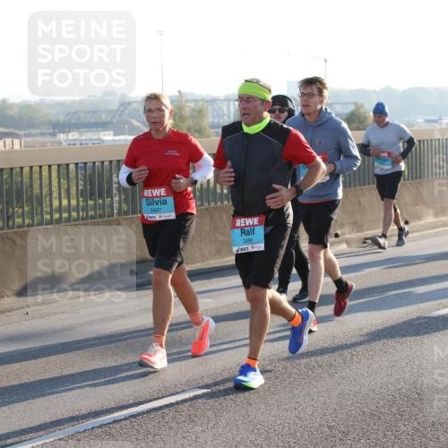 03.10.2025 - Köhlbrandbrückenlauf Lena Gebhardt http://msf.ph/oto/9065493 03.10.2025 09:22:35 Position 1 3487, 3486 meine-sportfotos.de