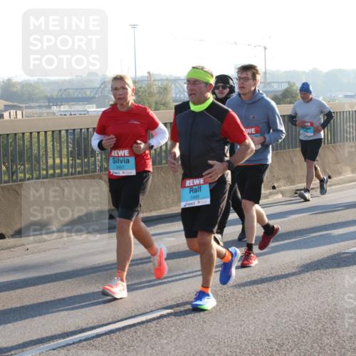 03.10.2025 - Köhlbrandbrückenlauf Lena Gebhardt http://msf.ph/oto/9065498 03.10.2025 09:22:35 Position 1 3487, 3486 meine-sportfotos.de