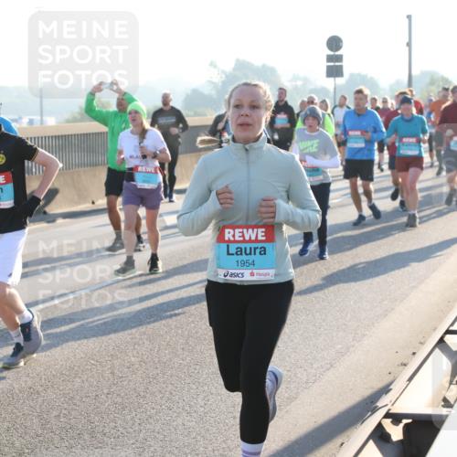 03.10.2025 - Köhlbrandbrückenlauf Lena Gebhardt http://msf.ph/oto/9065667 03.10.2025 09:22:42 Position 1 3643, 1954 meine-sportfotos.de