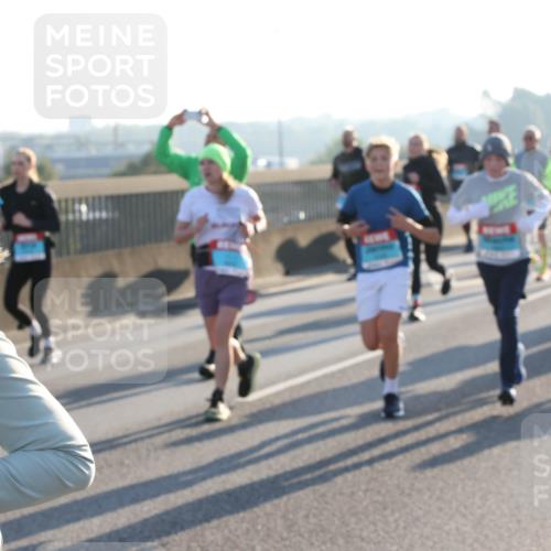 03.10.2025 - Köhlbrandbrückenlauf Lena Gebhardt http://msf.ph/oto/9065682 03.10.2025 09:22:43 Position 1  meine-sportfotos.de