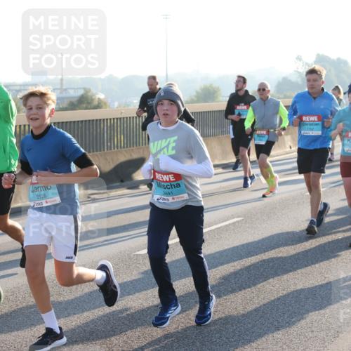 03.10.2025 - Köhlbrandbrückenlauf Lena Gebhardt http://msf.ph/oto/9065707 03.10.2025 09:22:44 Position 1 3833, 3126, 2841, 1752, 1754 meine-sportfotos.de