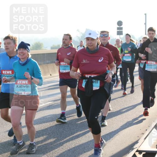 03.10.2025 - Köhlbrandbrückenlauf Lena Gebhardt http://msf.ph/oto/9065761 03.10.2025 09:22:46 Position 1 1754, 1945, 1767 meine-sportfotos.de