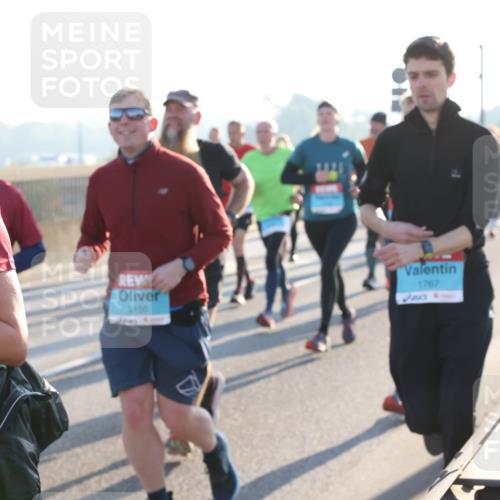 03.10.2025 - Köhlbrandbrückenlauf Lena Gebhardt http://msf.ph/oto/9065803 03.10.2025 09:22:47 Position 1 2150, 1767 meine-sportfotos.de