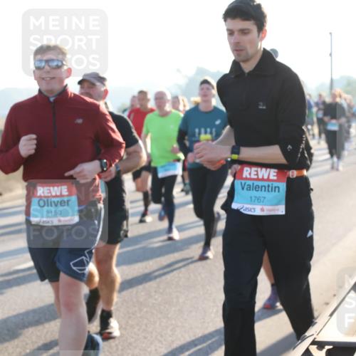 03.10.2025 - Köhlbrandbrückenlauf Lena Gebhardt http://msf.ph/oto/9065806 03.10.2025 09:22:47 Position 1 2150, 1767 meine-sportfotos.de