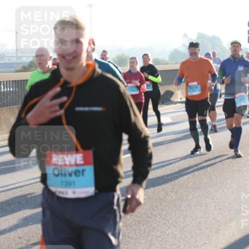 03.10.2025 - Köhlbrandbrückenlauf Lena Gebhardt http://msf.ph/oto/9065853 03.10.2025 09:22:48 Position 1 1391 meine-sportfotos.de