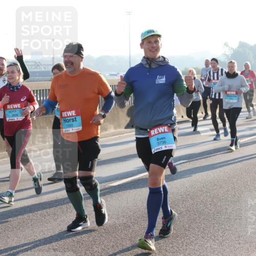 03.10.2025 - Köhlbrandbrückenlauf Lena Gebhardt http://msf.ph/oto/9065916 03.10.2025 09:22:50 Position 1 3839, 1593, 3736 meine-sportfotos.de