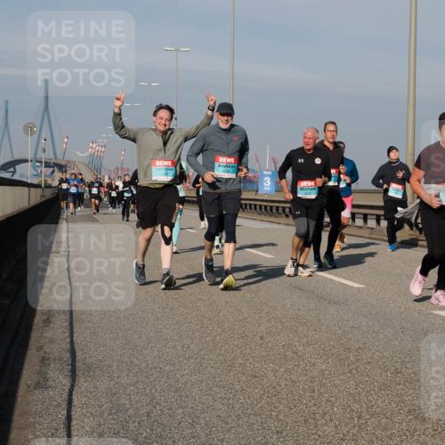 03.10.2025 - Köhlbrandbrückenlauf Fabian Wolf http://msf.ph/oto/9065976 03.10.2025 10:09:02 Position 3 2326, 2325, 3 meine-sportfotos.de