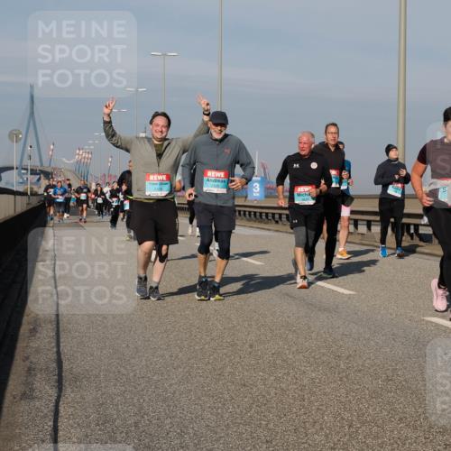 03.10.2025 - Köhlbrandbrückenlauf Fabian Wolf http://msf.ph/oto/9065984 03.10.2025 10:09:02 Position 3 2326, 2325, 3129 meine-sportfotos.de