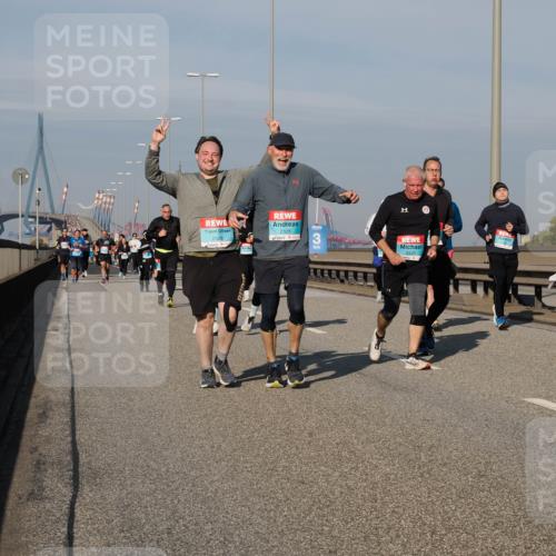 03.10.2025 - Köhlbrandbrückenlauf Fabian Wolf http://msf.ph/oto/9065994 03.10.2025 10:09:02 Position 3 2326, 2325, 3129 meine-sportfotos.de
