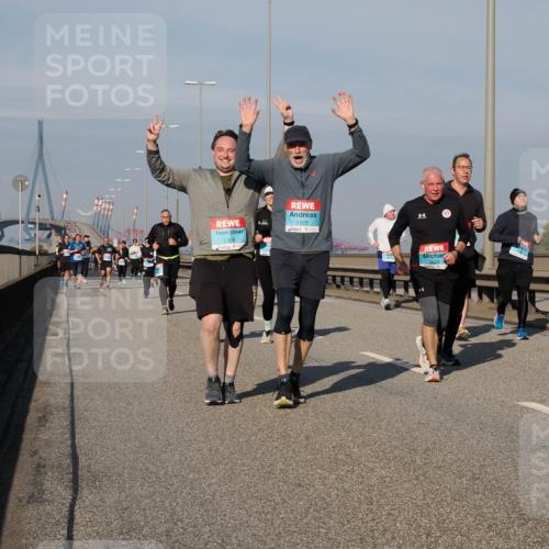 03.10.2025 - Köhlbrandbrückenlauf Fabian Wolf http://msf.ph/oto/9066004 03.10.2025 10:09:03 Position 3 2326, 2325, 3129 meine-sportfotos.de