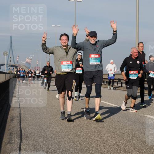 03.10.2025 - Köhlbrandbrückenlauf Fabian Wolf http://msf.ph/oto/9066009 03.10.2025 10:09:03 Position 3 2326, 2325, 3129 meine-sportfotos.de