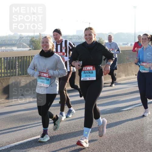 03.10.2025 - Köhlbrandbrückenlauf Lena Gebhardt http://msf.ph/oto/9066015 03.10.2025 09:22:53 Position 1 1831, 2670, 3788, 1903 meine-sportfotos.de