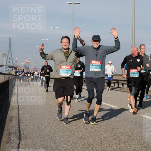 03.10.2025 - Köhlbrandbrückenlauf Fabian Wolf http://msf.ph/oto/9066016 03.10.2025 10:09:04 Position 3 2326, 2325, 3129 meine-sportfotos.de