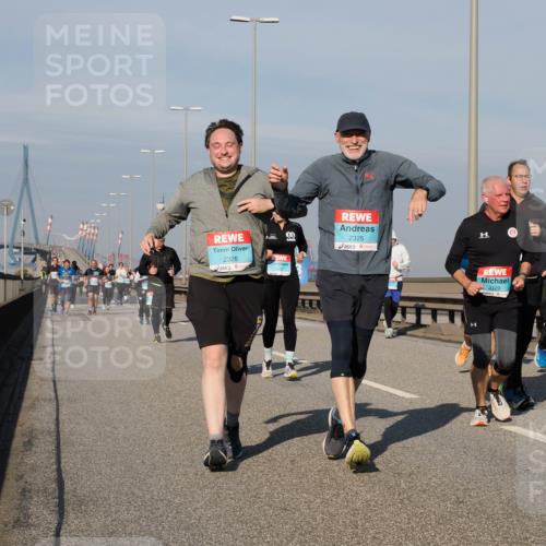 03.10.2025 - Köhlbrandbrückenlauf Fabian Wolf http://msf.ph/oto/9066019 03.10.2025 10:09:04 Position 3 2326, 2325, 3129 meine-sportfotos.de