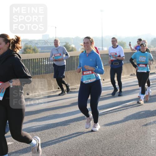 03.10.2025 - Köhlbrandbrückenlauf Lena Gebhardt http://msf.ph/oto/9066032 03.10.2025 09:22:54 Position 1 2670, 3788 meine-sportfotos.de