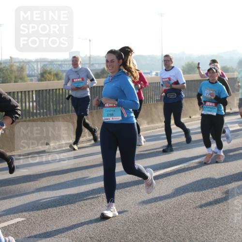 03.10.2025 - Köhlbrandbrückenlauf Lena Gebhardt http://msf.ph/oto/9066040 03.10.2025 09:22:54 Position 1 2670, 3788 meine-sportfotos.de
