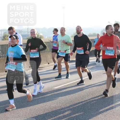 03.10.2025 - Köhlbrandbrückenlauf Lena Gebhardt http://msf.ph/oto/9066096 03.10.2025 09:22:56 Position 1 2853, 1903, 1761, 2125, 1797, 2165, 2171 meine-sportfotos.de