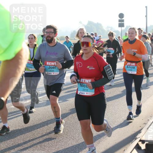 03.10.2025 - Köhlbrandbrückenlauf Lena Gebhardt http://msf.ph/oto/9066239 03.10.2025 09:23:01 Position 1 1858, 1792, 3026, 3310 meine-sportfotos.de