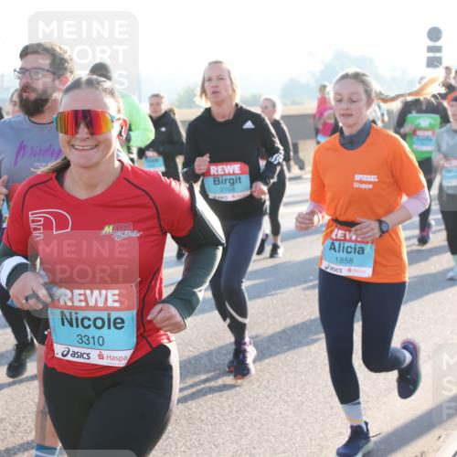 03.10.2025 - Köhlbrandbrückenlauf Lena Gebhardt http://msf.ph/oto/9066263 03.10.2025 09:23:02 Position 1 3310, 2758, 1858 meine-sportfotos.de