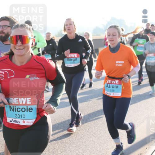 03.10.2025 - Köhlbrandbrückenlauf Lena Gebhardt http://msf.ph/oto/9066266 03.10.2025 09:23:02 Position 1 3310, 2758, 1858 meine-sportfotos.de