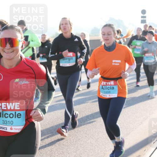 03.10.2025 - Köhlbrandbrückenlauf Lena Gebhardt http://msf.ph/oto/9066268 03.10.2025 09:23:02 Position 1 3310, 2758, 1858 meine-sportfotos.de