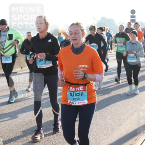 03.10.2025 - Köhlbrandbrückenlauf Lena Gebhardt http://msf.ph/oto/9066271 03.10.2025 09:23:02 Position 1 2758, 1858 meine-sportfotos.de
