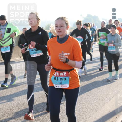03.10.2025 - Köhlbrandbrückenlauf Lena Gebhardt http://msf.ph/oto/9066274 03.10.2025 09:23:02 Position 1 2724, 2758, 1858, 1479 meine-sportfotos.de