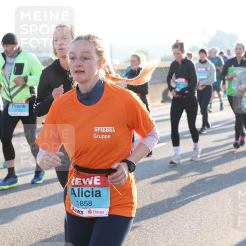 03.10.2025 - Köhlbrandbrückenlauf Lena Gebhardt http://msf.ph/oto/9066286 03.10.2025 09:23:02 Position 1 1858 meine-sportfotos.de