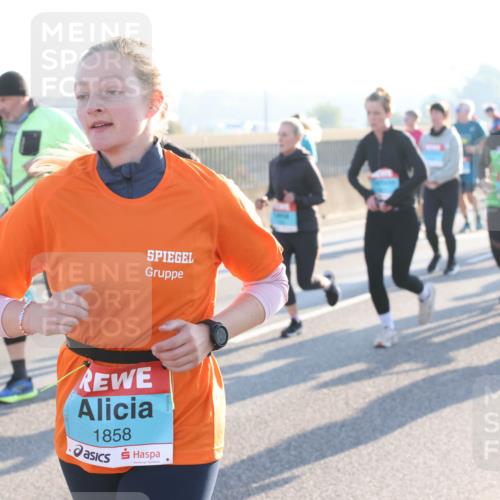 03.10.2025 - Köhlbrandbrückenlauf Lena Gebhardt http://msf.ph/oto/9066289 03.10.2025 09:23:03 Position 1 1858 meine-sportfotos.de