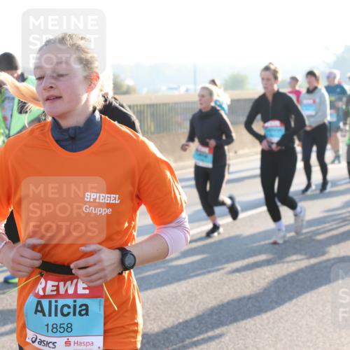 03.10.2025 - Köhlbrandbrückenlauf Lena Gebhardt http://msf.ph/oto/9066292 03.10.2025 09:23:03 Position 1 1858 meine-sportfotos.de