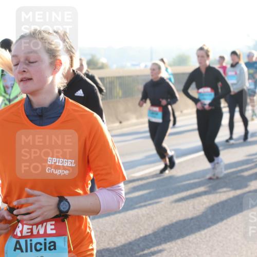 03.10.2025 - Köhlbrandbrückenlauf Lena Gebhardt http://msf.ph/oto/9066295 03.10.2025 09:23:03 Position 1  meine-sportfotos.de