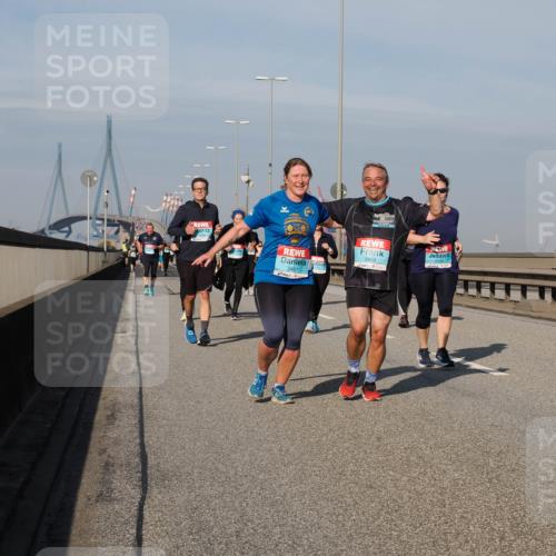 03.10.2025 - Köhlbrandbrückenlauf Fabian Wolf http://msf.ph/oto/9066299 03.10.2025 10:09:18 Position 3 2497, 2498 meine-sportfotos.de