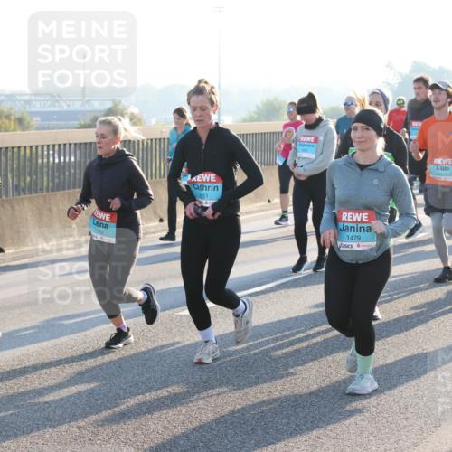03.10.2025 - Köhlbrandbrückenlauf Lena Gebhardt http://msf.ph/oto/9066307 03.10.2025 09:23:03 Position 1 2122, 1720, 2051, 3213, 1479 meine-sportfotos.de