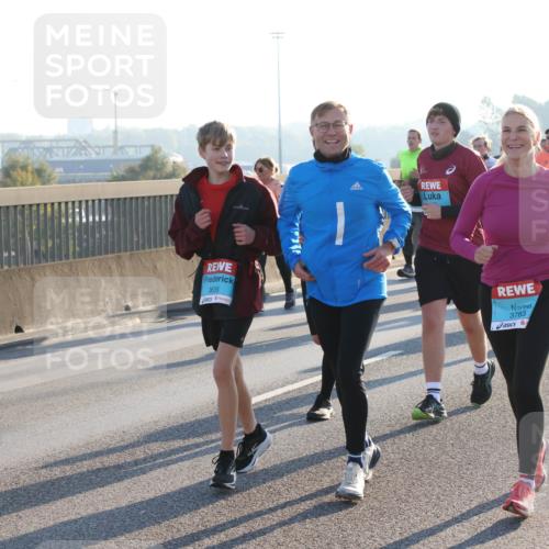 03.10.2025 - Köhlbrandbrückenlauf Lena Gebhardt http://msf.ph/oto/9066393 03.10.2025 09:23:07 Position 1 9, 3635, 3783 meine-sportfotos.de