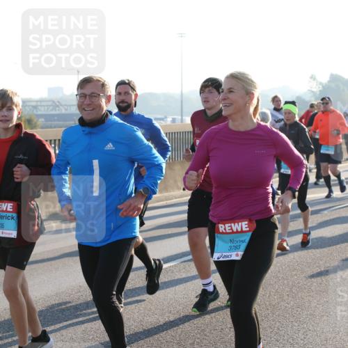 03.10.2025 - Köhlbrandbrückenlauf Lena Gebhardt http://msf.ph/oto/9066408 03.10.2025 09:23:07 Position 1 3635, 3783 meine-sportfotos.de