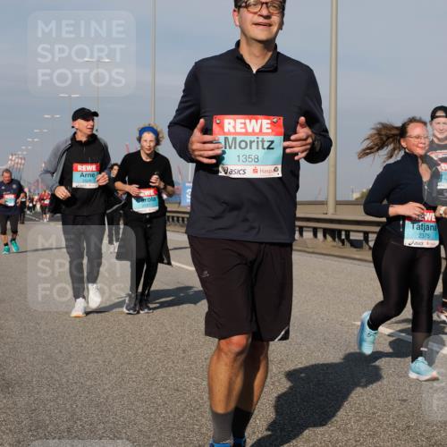 03.10.2025 - Köhlbrandbrückenlauf Fabian Wolf http://msf.ph/oto/9066415 03.10.2025 10:09:23 Position 3 2526, 2557, 1358, 2375, 754 meine-sportfotos.de