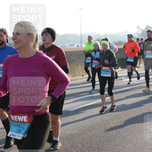 03.10.2025 - Köhlbrandbrückenlauf Lena Gebhardt http://msf.ph/oto/9066424 03.10.2025 09:23:08 Position 1 2010, 3783, 3252 meine-sportfotos.de