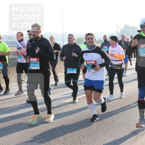 03.10.2025 - Köhlbrandbrückenlauf Lena Gebhardt http://msf.ph/oto/9066502 03.10.2025 09:23:10 Position 1 3570, 3144, 3148, 3843 meine-sportfotos.de